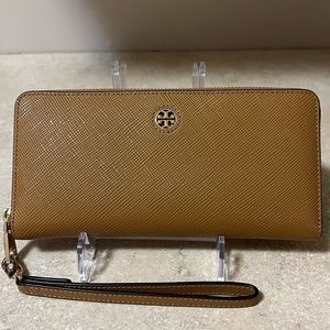 Tory Burch Robinson Zip Wallet Chain